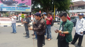 Surat Pemanggilan Palsu KPK di Soal, LSM KRPK Gelar Aksi Damai Disimpang 4 Lovi. 