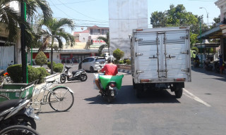 Berubah Dari 2 Arah Jadi 1 Arah, Bahu Jalan Jadi Lahan Bongkar Muat