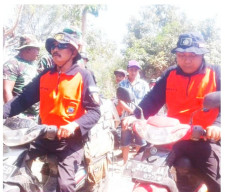 TMMD 103 di Desa Solor, Kapolsek Cermee Angkut Paving Pakai Sepeda Motor. 