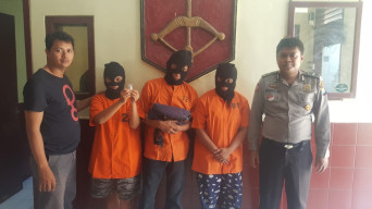 Kedapatan Bawa Sabu, Opsnal Polsek Tandes Tangkap 2 Pria 1 Wanita di Hangtuah