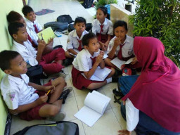 Ratusan Guru Honorer Mogok, Ribuan Murid di Bondowoso Terlantar.