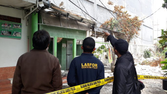 Tim Labfor Polda Jatim, Olah TKP Ambruknya Dinding Bangunan GOR Cahaya. 