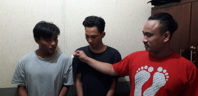 Sempat Buang Sabu Saat Digeledah, 2 Pemuda Ini Masuk Sel Polsek Dukuh Pakis.