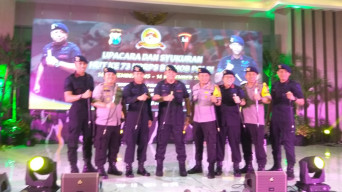 Kapolda Jatim Nyanyikan Lagu di HUT Brimob ke 73, di Gedung Mahameru.