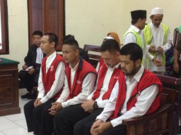 Pesta Rokok Gorila di Cafe, 4 Mahasiswa Duduk di Kursi Terdakwa PN. Surabaya.