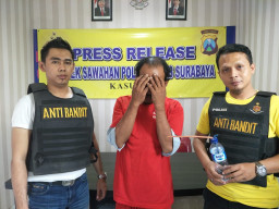 Asyik Nyabu di Warkop, Pria Ini di Grebek Reskrim Polsek Sawahan.