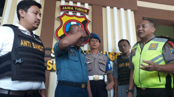 Ingin Terlihat Gagah, Kuli Bangunan Ini Ditangkap Pomal Saat Kenakan Seragam PDH TNI AL.