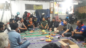 Cangkrukan Dadakan di RT 1 RW 3 Kupang Krajan, Kapolsek Sawahan Minta Warga Selalu Waspada.