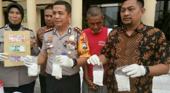 Kurir Sejuta Pil Koplo di Grebek Polrestabes Surabaya.