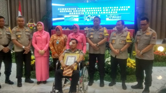 Kapolda Jatim Beri Penghargaan Pada Bripka Andreas Dwi Anggoro, Anggota Polres Lamongan.