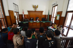 Tanpa di Periksa Sebagai Saksi, Aris Dan Klemen Praperadilkan Penetan Tersangka Mereka.