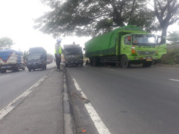 Alami Patas As Roda Belakang, Tronton Makan Separuh Badan Jalan, Polisi Upayakan Contra Flow.