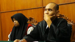 Bekap Muka Bayi Yang Baru Dilahirkan Hingga Tewas, Suci Menangis Saat Disidang.