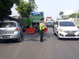 Jalur Pantura Kota Pasuruan Arah Surabaya Merambat, Akibat Ada Dum Truck As Rodanya Patah.