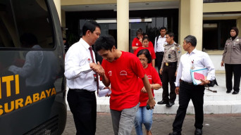 Polrestabes Surabaya Limpahkan Berkas dan 5 Pelaku Penjualan Bayi, Ke Kejaksaan.