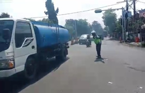 Sistem Waktu TL Jadi Biang Kemacetan, Satlantas Polresta Pasuruan Urai Kemacetan di Purutrejo.