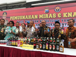 Sambut Ops Lilin Semeru 2018, Polrestabes Surabaya Musnahkan Ribuan Miras dan Knalpot Brong.