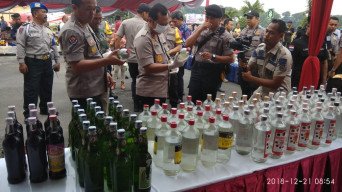 9.335 Botol Miras dan Ribuan Liter Arak Dimusnahkan Polda Jatim.