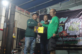 Ulang Tahun Pertama Bonek Kupang Krajan Bersatu, Dihadiahi Sarung Oleh Ketua RW 3. 