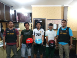 Butuh Uang Untuk Beli Rokok, 3 Pria Ini Kompak Curi Helm.