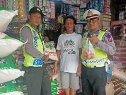 Piket Pawas, Kanit Lantas Ajak Anggota Polsek Tandes Cek Harga Sembako. 