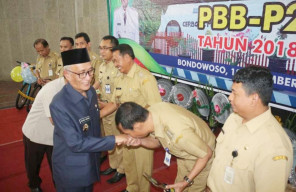 Diduga Lunasi Pajak Pakai Dana Desa, Eh Kadesnya Malah Dapat Reward Dari Bupati Bondowoso.