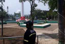 Dijaga Security, Alun-Alun Kota Pasuruan Dengan Wajah Baru Usai di Renovasi.