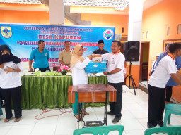 Saat Beri Bantuan Mesin Jahit, Kades Kapuran Himbau Warga Untuk Hidup Bersih dan Sehat.
