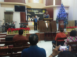Kanit Binmas Polsek Sawahan, Beri Penyuluhan Tutup Tahun di GBI Pneil Petemon.