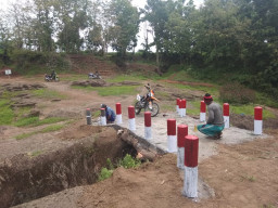 Mantan Kadis Pengairan Bondowoso, Peduli Akses Jalan Warga Bangun Jembatan. 