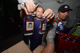 Toko Miras Jarak 47 Digrebek, Polsek Sawahan Sita 876 Botol Miras Berbagai Jenis dan Merk.