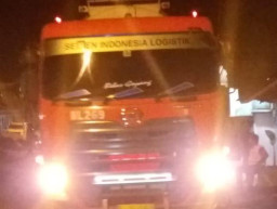 Puluhan Warga Sumber Agung, Hadang Belasan Armada Logistik Tambang Emas Tumpang Pitu.