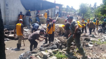 Satpol PP Bondowoso, Bongkar Paksa Kolam Lele Ilegal.