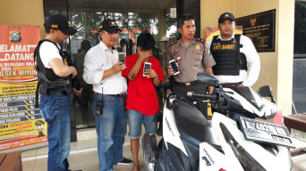1 Dari 4 Pelaku Modus Tuduh Tabrak Adik, Diringkus Polisi.