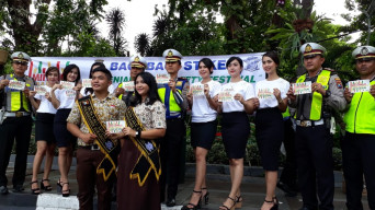 Sosialisasi Millennial Road Safety Satlantas Polrestabes Surabaya, Bagikan 1000 Stiker dan 100 Helm