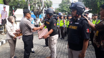 Apel Pagi di Polsek Tegalsari, Kapolrestabes Surabaya Beri Reward Pada 5 Anggota.