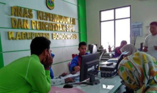 Urus e-KTP di Dispenduk Capil, Staf Notaris di Pungut Biaya Rp.300.000.-