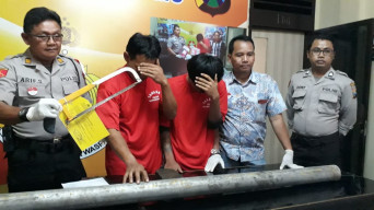 Butuh Uang Biaya Pernikahan, Ayah dan Anak Kompak Curi Besi Penyangga Jembatan