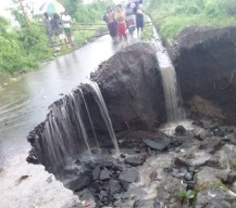 Tanah Longsor Akibat Hujan Deras, Jalan Pandak-Wonoboyo Klabang Macet Total.