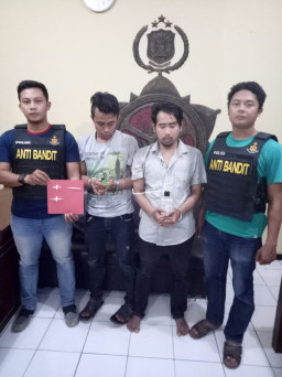 Simpan Sabu di Kamar Mandi, 2 Pria Ini Dibekuk Opsnal Polsek Lakarsantri.
