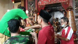 Gusdurian Bantu Bersihkan Patung Dewa, di Klenteng Tjoe Thik Kiong