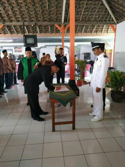 Demi Memperlancar Pelayanan Desa, Sunarjis SP di Lantik Menjadi Sekdes Plosorejo.