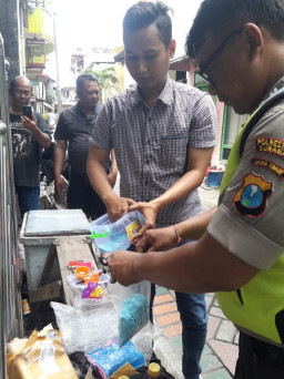 Tak Lama Usai di Telpon, Anggota Polsek Sawahan Datang Periksa Paketan Tak di Kenal.