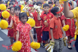 Diterpa Hujan Deras, Wabub Irwan Turut Ramaikan Pawai Imlek SDK Bondowoso.