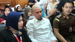 Ahmad Dhani di Paksa Jaksa Gunakan Rompi Tahanan.