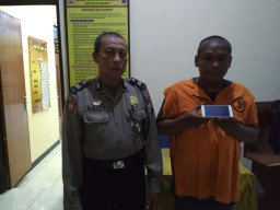 Anak Merengek Minta HP, Bapak Nekat Mencuri.