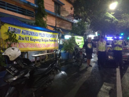 Jaga Kondusifitas Wilayah, Kanit Sabhara Polsek Sawahan Patroli Dialogis.