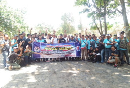 PT. BSI Gandeng Pencinta Alam dan Wartawan, Bersihkan Sampah di Pulau Merah.
