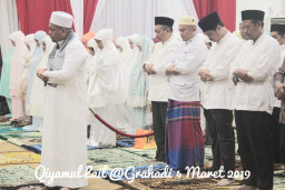 Kabulkan Permintaan Doa Kelulusan 5000 Murid SMA/SMK, Khofifah Emil Tahajud dan Sahur Bersama Para Kepala Sekolah. 