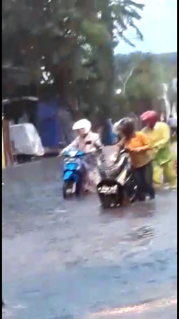 Banjir Rendam Perumahan dan Jalan Raya Kota Pasuruan.
